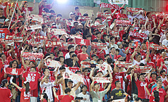 この投稿者は、台北市の天母球場で台湾プロ野球を観戦、そのあと、ナイトマーケットにも脚を伸ばしたようで、球場は大きくないが、チアリーダーが盛り上げる雰囲気に興奮した、と語った。(写真：CNA)