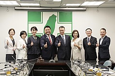 与党・民進党は9月9日、日本の野党、立憲民主党の衆議院議員4名からなる訪問団の表敬訪問を受けた。立憲民主党の訪問団は、台湾の女性議員の比率の高さを称賛した。これに対し、民進党の徐國勇・秘書長は、台湾政界の女性の活躍は目覚ましく、過去10年、女性総統であった蔡英文・総統と、現在の頼清徳・総統のもと、台湾の1人あたりのGDPは、日本、韓国を上回ったと指摘、法曹界においても若い世代の裁判官、検察官はほぼ半数が女性だと紹介した。(写真：民進党提供）