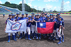 台湾代表は14日、苦しみながら勝ち上がった3位決定戦で、スーパーラウンドではミスから1-8で大敗した韓国に3-2で辛勝、3位となった。今大会の台湾代表は「超高校級」の選手は限られ、ファンからは厳しい声も飛んだが、大きなプレッシャーの中、先輩が後輩をもり立て、一丸となって全力を尽くした。(写真：CNA)