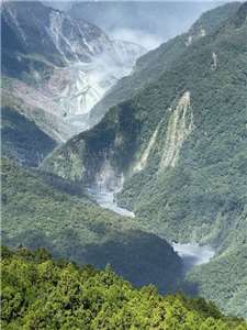 花蓮県の馬太鞍渓堰止湖の氾濫で15人が死亡、蕭美琴・副総統は長期介護に防災準備を組み込む重要性を強調しました。（写真：林業及自然保育署花蓮分署提供）
