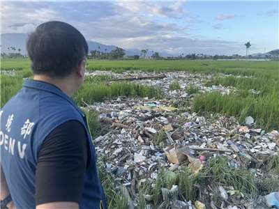 
台風18号による洪水被害で花蓮の被災地に堆積した土砂について、彭啓明・環境部長は29日、撤去作業を強化しているとしたうえで、分類して再利用する解決策も検討中だと述べた。（写真：彭啓明・環境部長のFBより）