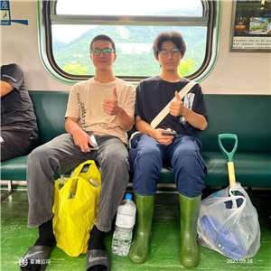 スコップを手に、真っ先に駆けつけた「鏟子超人（スコップヒーロー）」（写真：台湾鉄道のFBより）