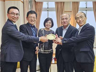 日本の関西地方のリスナーズクラブ「玉山会」の松本章会長（右から2人目）と植村昭男副会長（右）が記念プレートを贈呈。Rti中央放送局の頼秀如・董事長（中央）、張瑞昌・総台長（左から2人目）、劉嘉偉・副総局長（左）と記念撮影。（写真：Rti王淑卿）