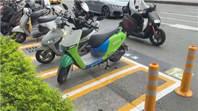 南部・高雄市がオートバイの駐車スペース問題を解決するため、時間制の「スマート・パーキング・スペース」を推進。9月1日にまず、左営区で5台分のスペースから試験運用が始まった。