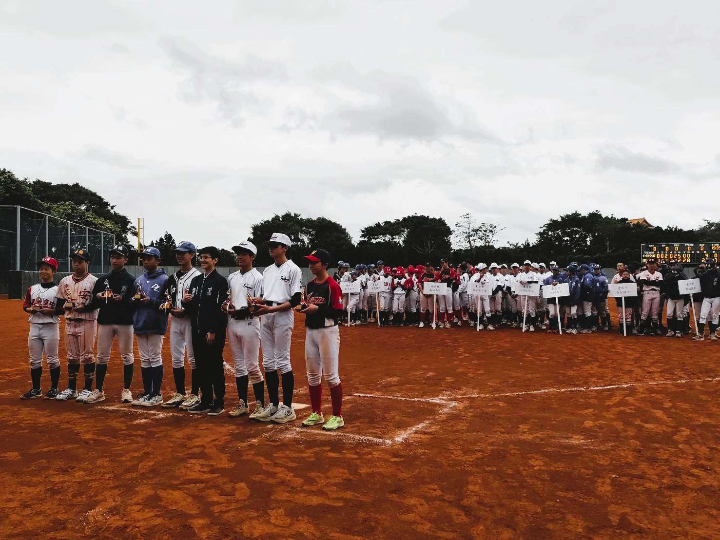 昨年末、台北市で開催された「交流自治体中学生親善野球大会」には、台湾からは台北市の中学校5校、日本からは東京都杉並区の2チーム、福島県南相馬市のチームと合計3チームが参加した。試合は12月28日、新生野球場で行われた閉会式の模様。各チームから1人ずつ優秀選手が選出された。(写真：Rti)