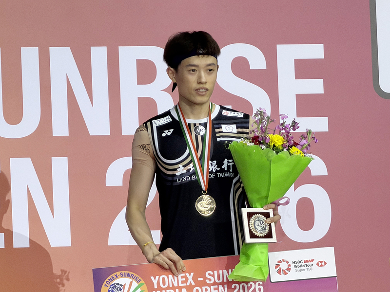 インドのニューデリーで18日に行われた「Yonex Sunrise India Open 2026」の男子単決勝で台湾男子の2番手、林俊易選手が大会第3シード、インドネシアの実力者、世界4位のジョナタン・クリスティー選手に21－10、21-18とストレート勝ち、通常のツアー大会では上から二番目のグレードである「スーパー750大会」で初優勝を果たした。(写真：CNA)