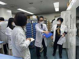 嘉南薬理大学の薬学部生は「海外現地研修」の一環として八王子薬剤センターを視察訪問。無菌調剤室とロボットアームによる薬剤ピッキング（＝薬の取り出し）を組み合わせた自動調剤・包装設備を実際に目の当たりにした。（写真：嘉南薬理大学薬学部提供）