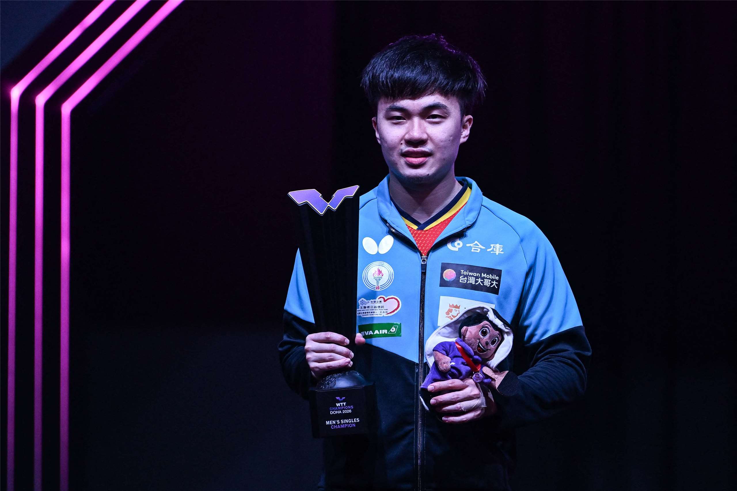 WTTのチャンピオンズ大会「WTT Champions Doha」にノーシードで出場した台湾男子卓球界のエース、世界13位の林昀儒選手が、準々決勝で第7シードの松島輝空選手をストレートで、準決勝で第3シードの張本智和選手をフルゲームの末下し、決勝に進出。決勝では準決勝で第1シード、中国の林詩棟選手をゲームカウント4-2で下した韓国の張禹珍選手にストレート勝利し、見事優勝。チャンピオンズ大会では、2023年11月、ドイツのフランクフルトで行われた「WTT Champions Frankfurt」以来、2年2ヶ月ぶり2度目の優勝を果たした。(写真：AFP通信)