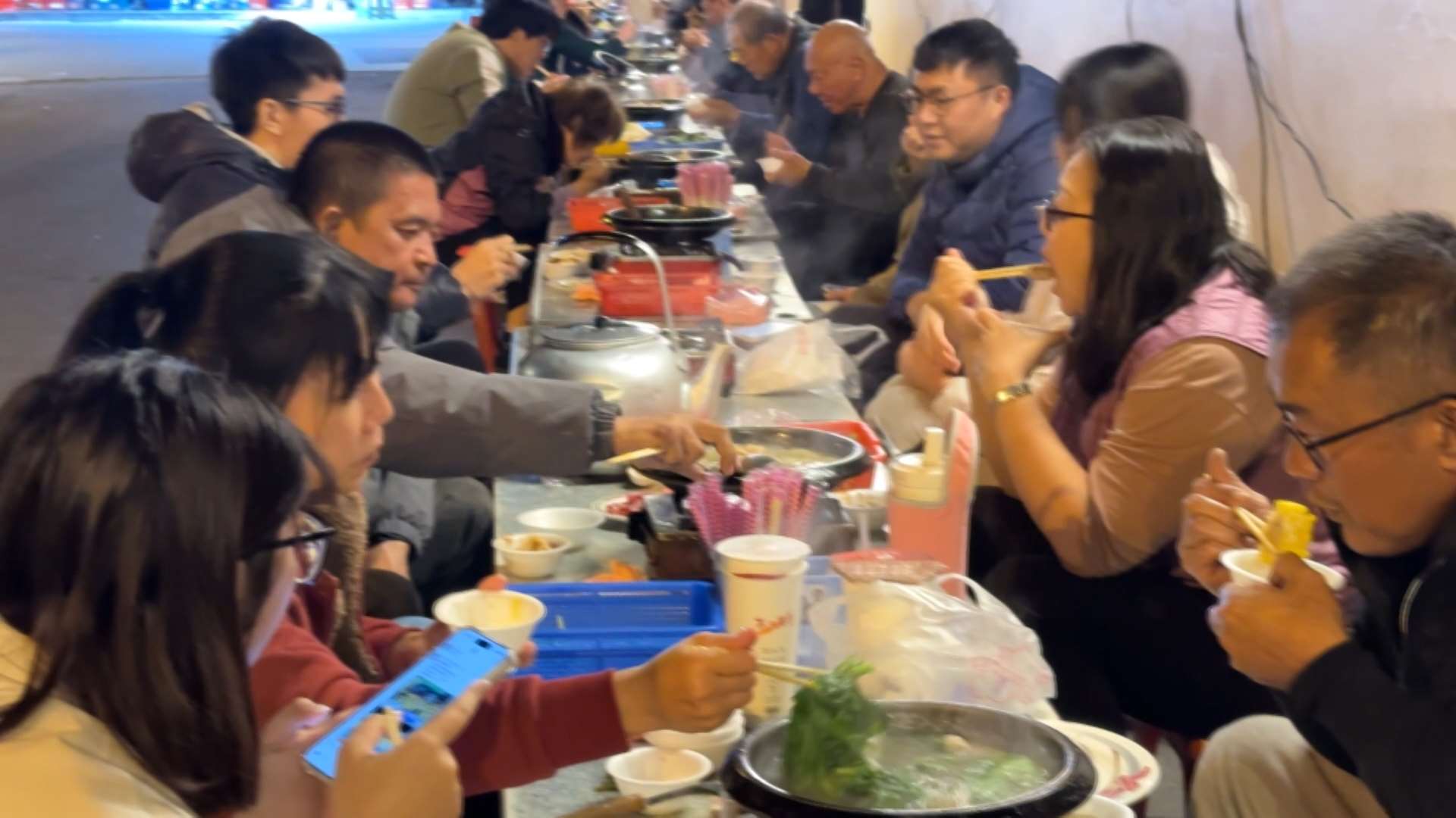 台湾南部・屏東県の里港夜市の光景が大きな注目を集めている。
30年以上続く名物の石頭火鍋店があり、寒い日には人々が小さな椅子に腰掛け、道路沿いにずらりと並んで鍋を囲む。（写真：Rti）