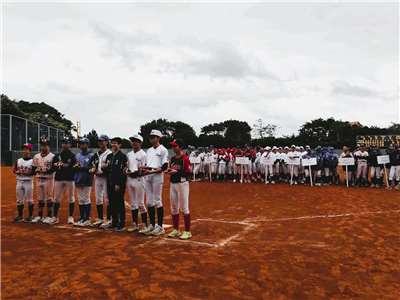 昨年末、台北市で開催された「交流自治体中学生親善野球大会」には、台湾からは台北市の中学校5校、日本からは東京都杉並区の2チーム、福島県南相馬市のチームと合計3チームが参加した。試合は12月28日、新生野球場で行われた閉会式の模様。各チームから1人ずつ優秀選手が選出された。(写真：Rti)