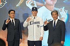 9日、台北市内のホテルで、日本プロ野球、埼玉西武ライオンズによる林安可(リン・アンコー)選手の入団記者会見が行われた。会見には、株式会社西武ライオンズの奥村剛社長(写真左)、西武ライオンズ、シニアアドバイザーの潮崎哲也氏(写真右)、そして台湾側からは、台湾プロ野球を運営するCPBLの蔡其昌・コミッショナー、楊清瓏事務局長、そして林選手の古巣である統一セブンイレブンライオンズの凃忠正・董事長、蘇泰安GM、林岳平監督らも出席した。(写真：CNA)