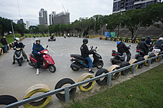 二輪車大国の台湾、その保有台数は1460万台と、人口の約6割に達する。写真は台北市士林区にある二輪車免許の技術試験のための練習場。(写真：CNA)
