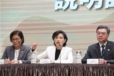 行政院（内閣）の卓栄泰・院長（首相、右）と鄭麗君・副院長（副首相、中央う）は20日、「台米相互関税交渉説明会」を開きました。左は行政院経済貿易交渉オフィスの首席交渉代表を兼務する楊珍妮・政務委員。（写真：CNA）