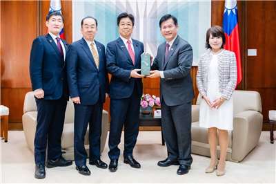 林佳龍・外交部長は15日、日本の衆議院議員訪問団の表敬訪問を受けた際、台湾と日本の経済貿易関係の深化に期待を示した。（写真：外交部）