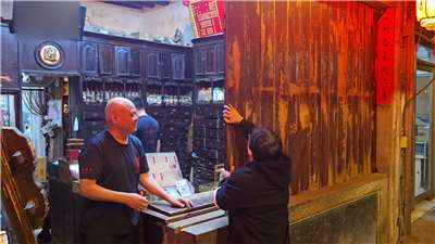 台湾の離島‧金門で、古き良き時代の閉店儀式が、今や観光客を魅了する日々の「舞台」へと変わっていた。（写真：RTI）