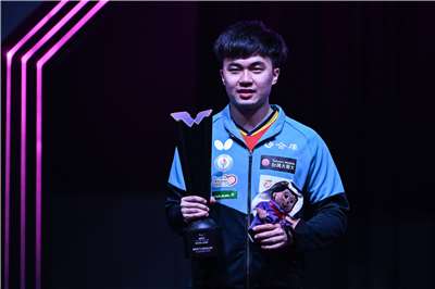 WTTのチャンピオンズ大会「WTT Champions Doha」にノーシードで出場した台湾男子卓球界のエース、世界13位の林昀儒選手が、準々決勝で第7シードの松島輝空選手をストレートで、準決勝で第3シードの張本智和選手をフルゲームの末下し、決勝に進出。決勝では準決勝で第1シード、中国の林詩棟選手をゲームカウント4-2で下した韓国の張禹珍選手にストレート勝利し、見事優勝。チャンピオンズ大会では、2023年11月、ドイツのフランクフルトで行われた「WTT Champions Frankfurt」以来、2年2ヶ月ぶり2度目の優勝を果たした。(写真：AFP通信)