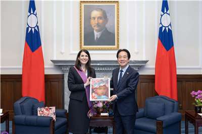 頼清德・総統は20日、チェコ共和国の前下院議長であるマルケタ・ペカロワ・アダモワ（Markéta Pekarová Adamová）氏（写真左）に対し、「特種大綬景星勲章」を授与した。（写真：總統府flickr）