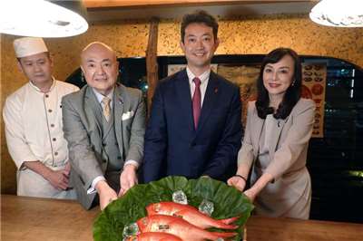 台湾が昨年11月、日本の千葉県など5県の食品の輸入規制を解除したことを受け、千葉県の熊谷俊人知事（右から2人目）が19日に来台し、19日と20日の2日間「千葉県産キンメダイのPRイベント」を開催。日本台湾交流協会の片山和之代表（駐台大使、左から2人目）夫妻も会場を訪れ、イベントを盛り上げました。（写真：CNA）