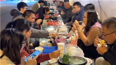 台湾南部・屏東県の里港夜市の光景が大きな注目を集めている。
30年以上続く名物の石頭火鍋店があり、寒い日には人々が小さな椅子に腰掛け、道路沿いにずらりと並んで鍋を囲む。（写真：Rti）