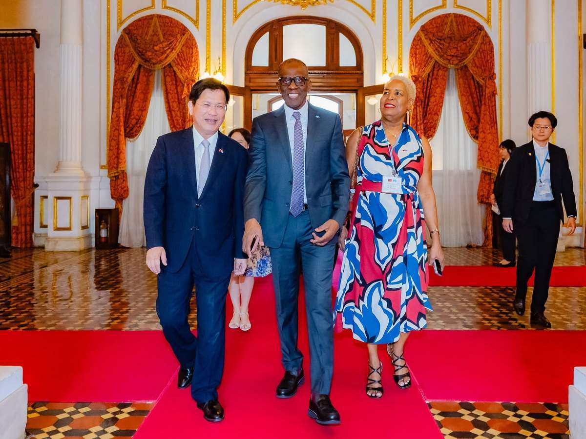 中華民国(台湾)の国交樹立国、セントルシアのフィリップ・J・ピエール首相（中央）が27日から31日にかけて台湾を国賓として訪れている。27日午後には、林佳龍・外交部長（左）が昼食会を開いて訪問団を歓迎した。（写真：林佳龍・外交部長のフェイスブック）