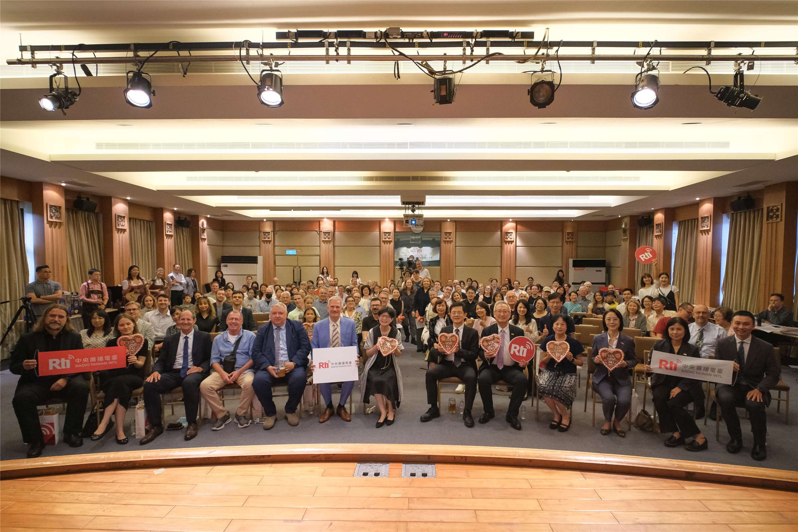 Rti台湾国際放送のドイツ語番組が放送開始から40周年を迎え、17日に北部・台北市の中央放送局本部で記念式典が開かれました(Rti)