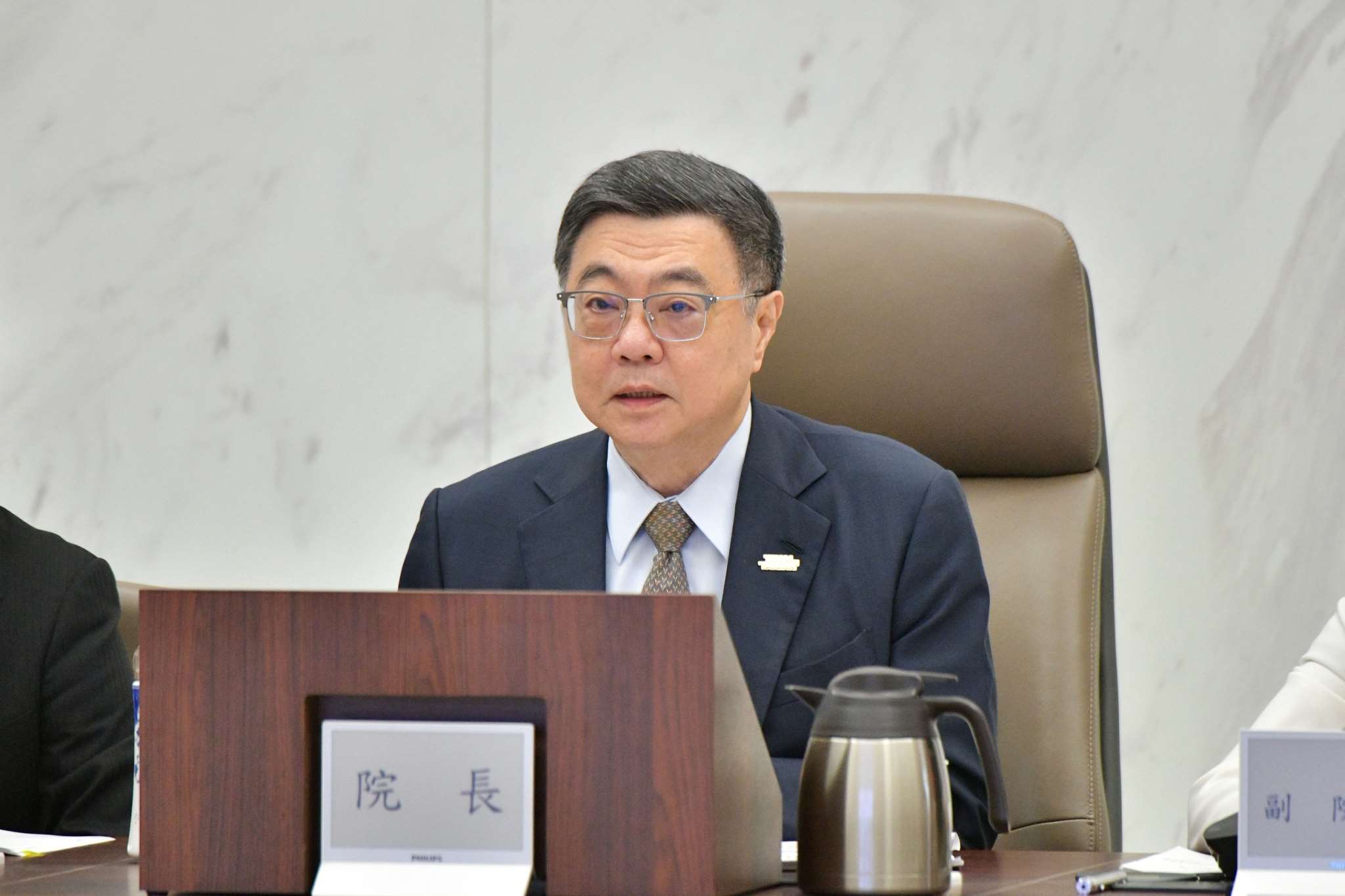 行政院(内閣)の卓栄泰・院長（首相）は8日、閣議の中で、各省庁に向け、支給システム及び関連の準備を前倒しで行うように指示した。(写真：行政院提供)