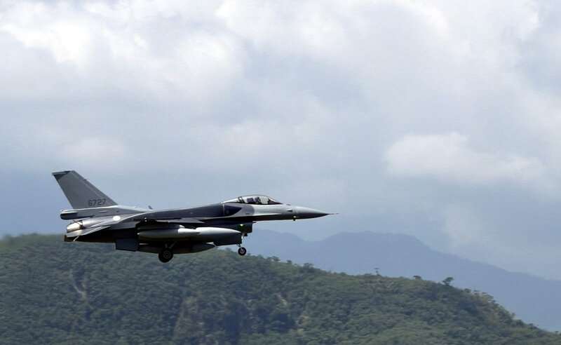 台湾がアメリカから購入した「F-16V（ブロック70）」型戦闘機の第1陣となる2機が10月2日、台湾に到着した。頼清徳・総統は同日、フェイスブックに中華民国空軍の将兵およびこの任務に携わった台湾・アメリカ双方の関係者全員に感謝の意を表した。（写真：Rti）