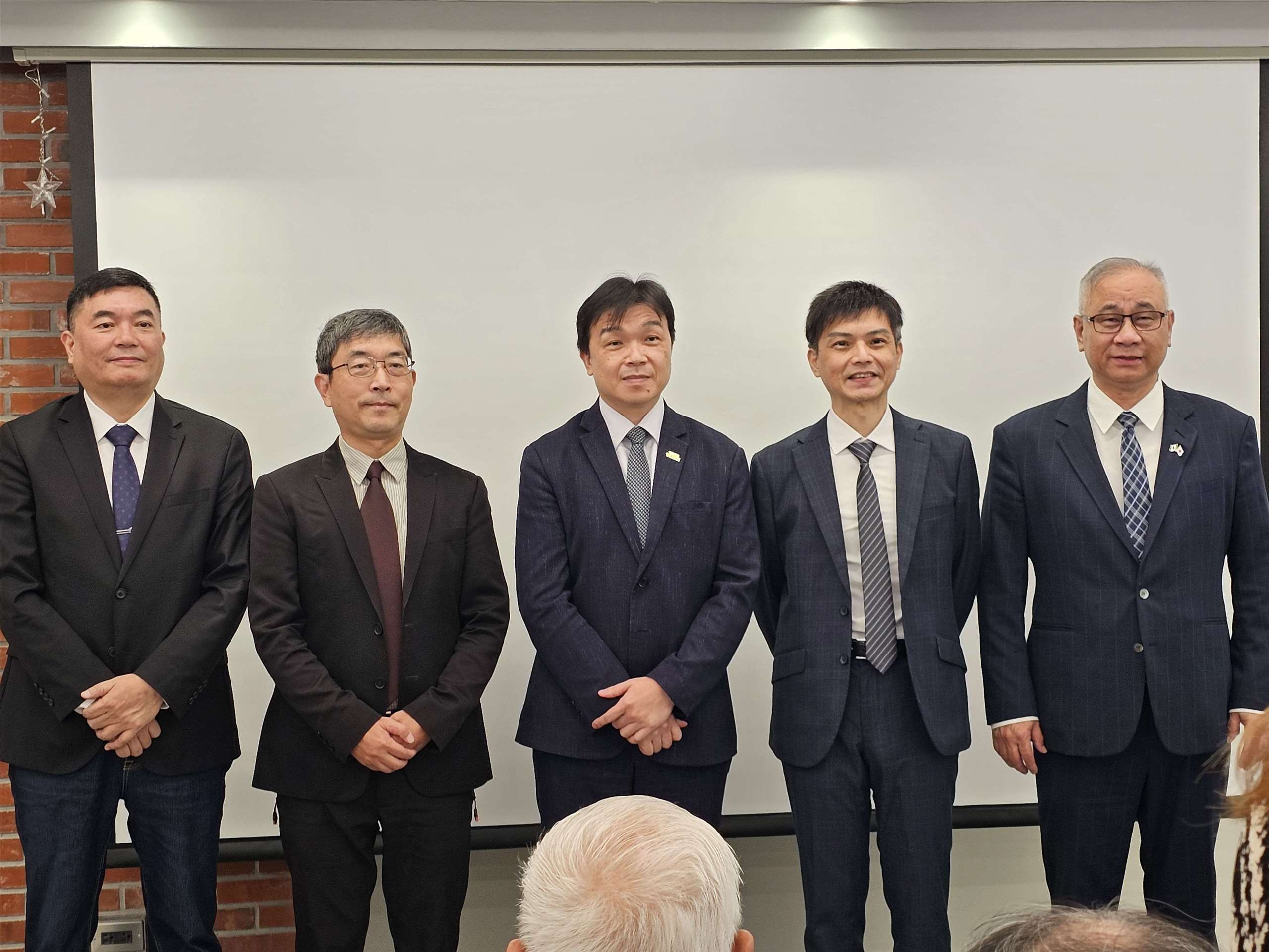 台湾のシンクタンク「台湾励志協会（TIA）」は27日午前、「変動する台湾・アメリカ・中国」をテーマとしたシンポジウムを開催。開南大学の陳文甲・副学長（右）、台北医学大学教養教育センターの張国城・副主任（左から2人目）、淡江大学両岸関係研究センターの洪耀南・主任（左）がパネリストとして出席し、同協会の頼栄偉・執行長（右から2人目）が司会とコメンテーターを務めました。（写真：王淑卿）