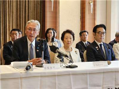 10月10日の双十国慶節（中華民国の建国記念日）の祝賀イベントに参加するため訪台した、台湾に友好的な日本の超党派議員連盟「日本台湾友好議員連盟（略称：日台友好議連）」訪問団一行は11日、台北市内のホテルで記者会見を行い、今回の台湾訪問の成果や最近の日台交流の実績などを発表しました。（写真：王淑卿）