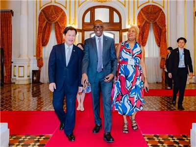 中華民国(台湾)の国交樹立国、セントルシアのフィリップ・J・ピエール首相（中央）が27日から31日にかけて台湾を国賓として訪れている。27日午後には、林佳龍・外交部長（左）が昼食会を開いて訪問団を歓迎した。（写真：林佳龍・外交部長のフェイスブック）