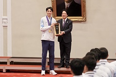頼清徳・総統(右)は6日、総統府でアジア競技大会に出場した中華民国台湾の代表団と面会。走り高跳びで台湾男子として陸上競技で実に60年ぶりの金メダルを獲得した傅兆玄・選手が代表して記念品を受け取った。(写真：CNA)