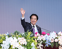 双十国慶大会が10日午前、総統府前で開かれ、頼清徳‧総統が双十国慶節の談話を発表し、会場の来賓に手を振って挨拶した。（写真：CNA）