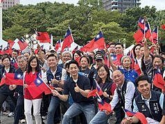双十国慶節に合わせ、北部‧台北市は同日、国旗掲揚式と祝賀イベントを開催。蒋万安‧台北市長は、多くのイベントが予定されているとして、市民や旅行者に台北の魅力を感じてほしいと呼びかけた。（写真：CNA）