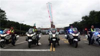 双十国慶節祝賀大会のリハーサルが6日に行われた。最後には、空軍のアクロバット飛行部隊「雷虎小組（サンダータイガース）が5機の高等練習機「勇鷹（ブレイブ・イーグル）」を操縦し、赤、青、白の3色のカラースモークを噴射する演技を披露してフィナーレを飾った。（写真：CNA）