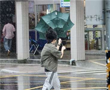 中度の台風（台湾基準）台風30号（チャンピー）は23日午後6時現在、台湾全土を暴風域としており、中央気象署は24日午前にかけて台湾への影響が最も強まると予想している。（写真：Rti）