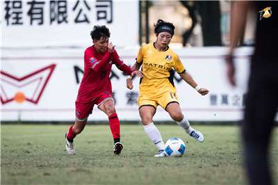 台湾女子サッカーのトップリーグ、ムーランフットボールリーグの高雄アタッカーズに所属する若林美里選手。なでしこリーグでのプレーを経て2020年シーズン途中に高雄アタッカーズの前身、高雄陽信に加盟。キャプテンに就任した翌2021年シーズン、そしてチームを初優勝に導いた2024年シーズンの二度、リーグMVPに輝くなど、リーグの顔だ。今年5月には中華民国に帰化し、9月のアジア競技大会に出場、全試合フル出場、初戦のベトナム戦ではゴールを決める活躍で、チームを決勝トーナメントに導いた。10月に開幕したムーランフットボールリーグのほか、11月からスタートする女子ワールドカップ大陸間予選での活躍にも期待がかかる。(写真：高雄アタッカーズ提供)