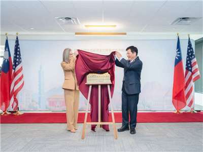 台湾がアメリカに設置する14番目の在外公館「台北在フェニックス経済文化弁事処」の開所式が6日に執り行われ、外交部の林佳龍・部長（右）とアリゾナ州のケイティ・ホッブス知事（左）が出席した。（写真：林佳龍・外交部長のフェイスブック）