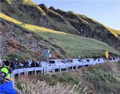 10月10日の双十国慶節を含めた3連休を利用して、南投県・武嶺などの観光地を訪れる人が増え、台14線の一部区間で交通渋滞が発生した。（写真：CNA）