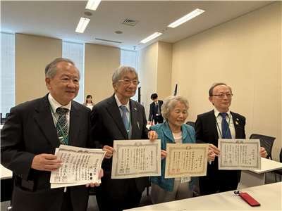 過去に所得したため「中国」と表記されている日本の国家資格証明書を手にする台湾出身者の医師・陳憲文氏（左端）と黄世英氏（左から2人目）ら。今回、ようやく「台湾」へ表記を変更できるようになった。（写真：Rti）
