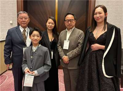 「第39回東京国際映画祭」が26日、東京で開幕した。チェン・イーロン（陳怡蓉）監督の台湾映画『名人からの贈り物（原題：我的棋王爺爺）』は特集企画「台湾映画ルネサンス2026」に選出され、制作陣が日比谷で開催されたレッドカーペットに登場した。左から主演のリー・リーチュン（李立群）、シエ・イーロー（謝以樂）、チェン・イーロン（陳怡蓉）監督、台湾文化センターの曾鈐龍・センター長、台湾の俳優のマフィス（瑪菲司）。（写真：台北駐日経済文化代表処台湾文化センター）