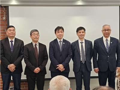台湾のシンクタンク「台湾励志協会（TIA）」は27日午前、「変動する台湾・アメリカ・中国」をテーマとしたシンポジウムを開催。開南大学の陳文甲・副学長（右）、台北医学大学教養教育センターの張国城・副主任（左から2人目）、淡江大学両岸関係研究センターの洪耀南・主任（左）がパネリストとして出席し、同協会の頼栄偉・執行長（右から2人目）が司会とコメンテーターを務めました。（写真：王淑卿）