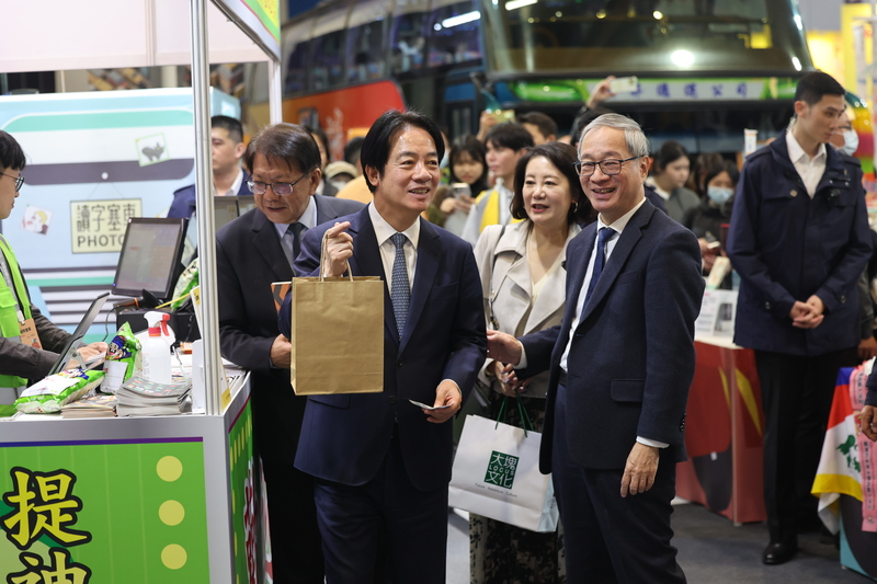 「2026台北国際ブックフェア」が、2月3日から8日まで、台湾北部・台北市に位置する台北世界貿易センター第1展示ホールで盛大に開催されている。頼清徳・総統は3日、会場を訪れ、漫画から詩集まで計63冊の本を購入した。（写真：CNA）