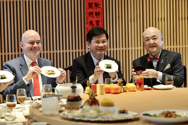 林佳龍・外交部長はアメリカ在台協会台北事務所のレイモンド・グリーン所長、日本台湾交流協会台北事務所の片山和之代表を招き、年越し料理を共に楽しみながら、午年の幸福を祈願した。（写真：CNA）