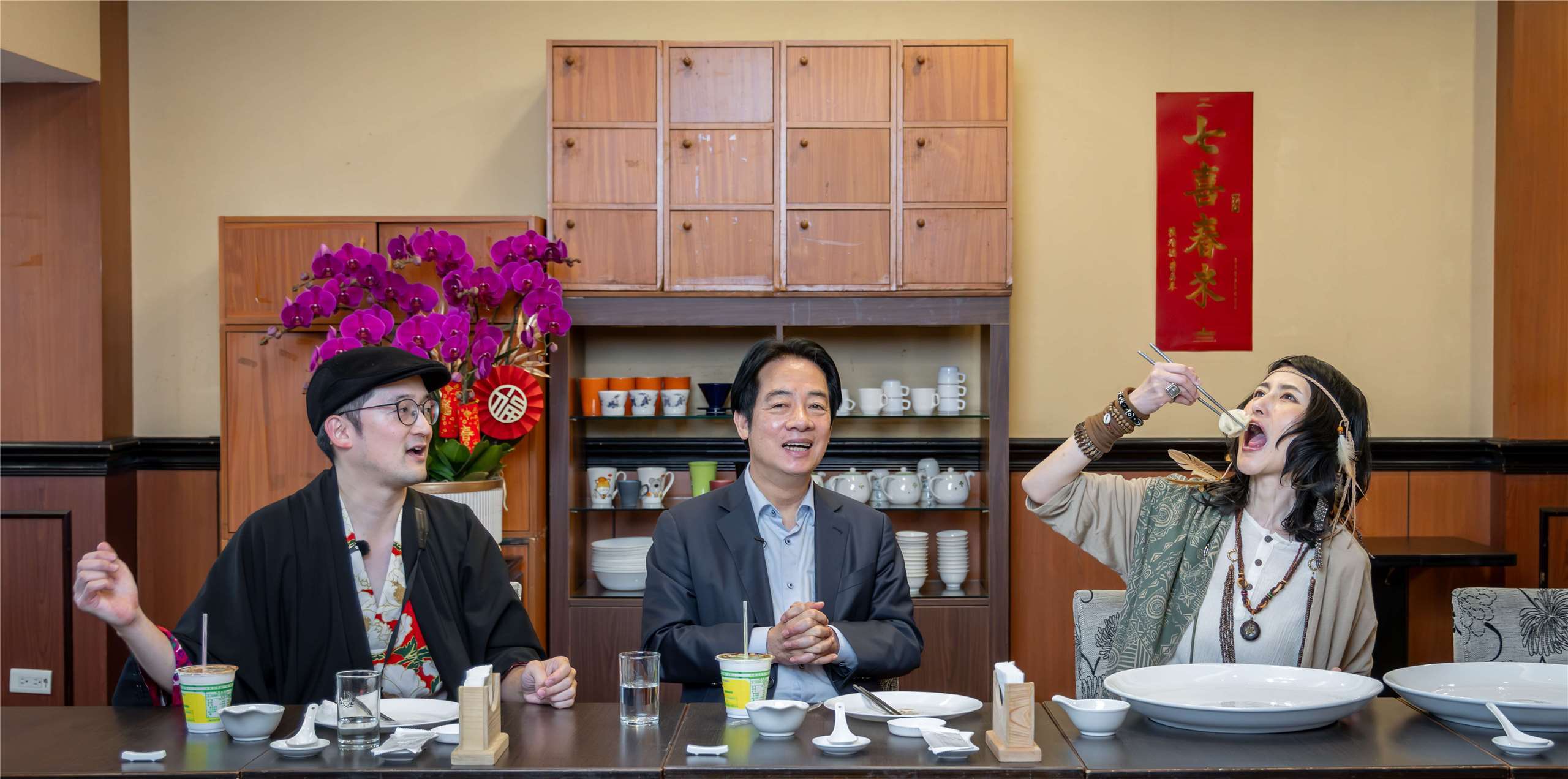 旧正月（春節）を迎え、頼清徳・総統はこのほど、日本の大食いタレントでYouTuberのアンジェラ佐藤さん（右）と、日本人YouTuberのIku老師（Ikulaoshi、左）を総統府に招き、総統府の内部を案内したほか、昼食には、縁起の良い数字とされる100個の水餃子を特別に用意してもてなし、3人は和やかな雰囲気の中で交流しました。（写真：総統府提供）