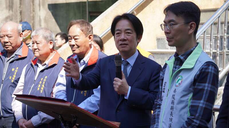 民進党主席を兼ねる頼清徳総統（右から2人目）は7日、民進党の南投県長選挙候補、温世政氏（右）に同行し、南投県内の「福順宮」を参拝した。頼総統はこの機会を捉え、国軍への支持と国防特別予算への理解と支持を国民に呼びかけた。(写真：CNA)