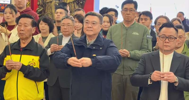 卓栄泰・行政院長は18日早朝、基隆市の和平島天顕宮へ参拝に訪れ、台湾の安泰と平和を祈願した。（写真：Rti）