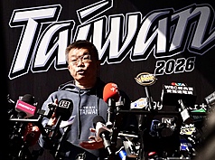 台湾プロ野球を運営するCPBLのコミッショナーをつとめる蔡其昌・立法委員。東京へのフライト、ホテルは押さえたものの、観戦チケットは購入できなかったという台湾人ファンの為に、あるイベント用の施設を借り切ったものの、その反応は予想を超えたものに…。(写真：CNA)