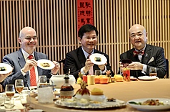 林佳龍・外交部長はアメリカ在台協会台北事務所のレイモンド・グリーン所長、日本台湾交流協会台北事務所の片山和之代表を招き、年越し料理を共に楽しみながら、午年の幸福を祈願した。（写真：CNA）