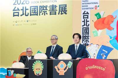 「2026台北国際ブックフェア」が、2月3日から8日まで、台北世界貿易センター第1展示ホールで盛大に開催されます。頼清徳・総統（右）は3日、会場を訪れ、年に一度の読書の祭典の開幕を宣言しました。（写真：総統府）