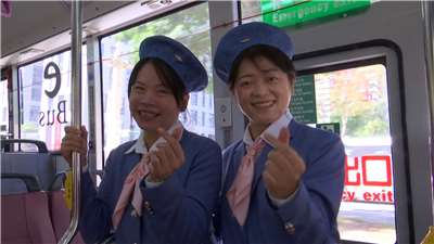 台北のあるバス会社でバスの車掌が復活！「行安天使（安全の天使）」として、車内で停車バス停のアナウンスをしたり、高齢者や身体の不自由な乗客の乗降の手助けをする役割を担っている。（写真：Rti）